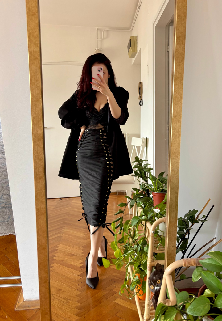Silk Époque Midi Skirt in Black